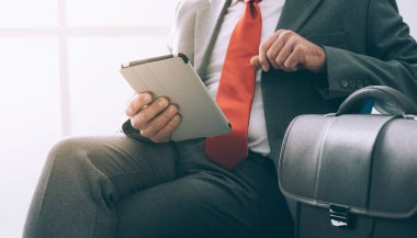 Dijital tablet kullanan işadamı