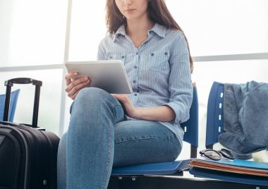 Terminalde oturan genç kadın