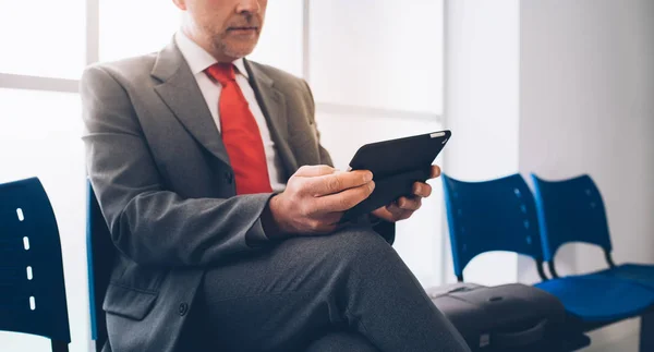 Geschäftsmann mit digitalem Tablet — Stockfoto