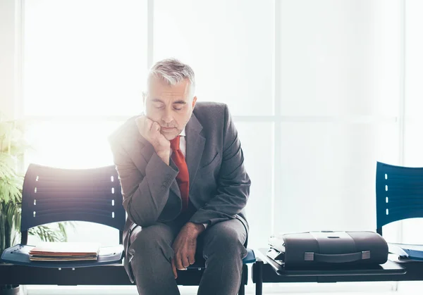 Бізнесмен спить в кімнаті очікування — стокове фото