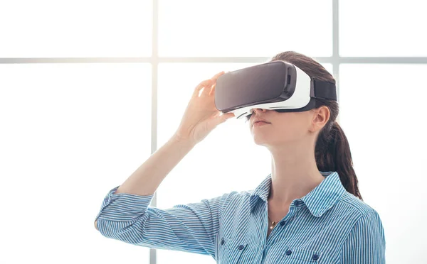 Kvinde iført VR headset - Stock-foto