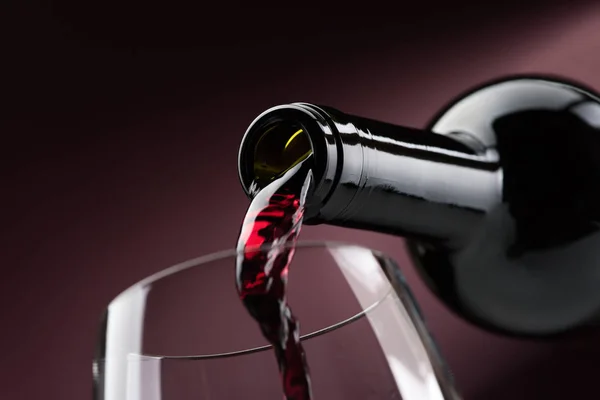 Έκχυση κόκκινο κρασί σε ποτήρι κρασιού — Φωτογραφία Αρχείου