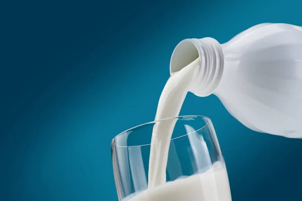 Frische Milch einschenken — Stockfoto