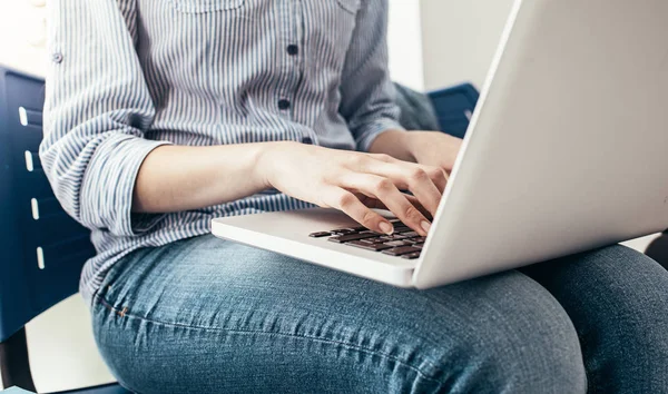Vrouwelijke student met behulp van laptop — Stockfoto