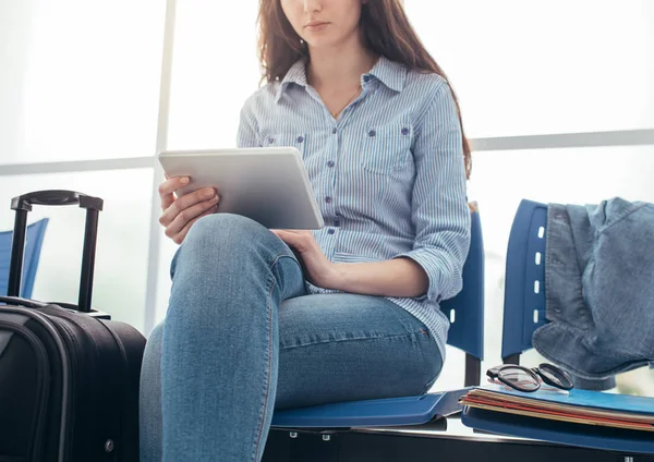 Ung kvinna sitter i terminal — Stockfoto