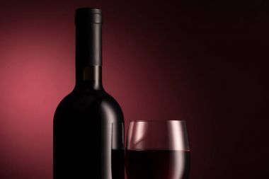 şarap şişesi ve tam cam
