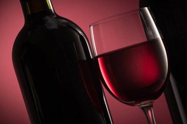 şarap şişeleri ve tam Şarap kadehi