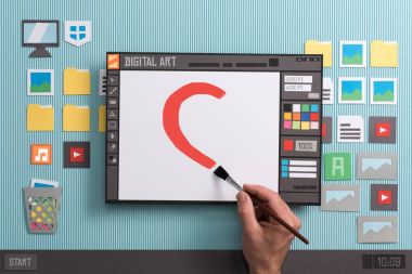 Grafik tasarım yazılımları kullanarak dijital sanatçı 