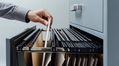 Büro memuru dosyalar aranıyor