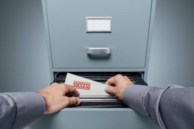 Büro memuru dosyalar aranıyor