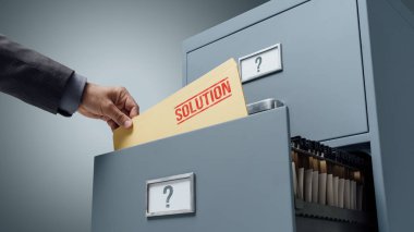 İşadamı iş çözüm dosyasını bulma