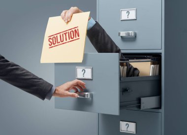 İşadamı içinde dosya dolabı