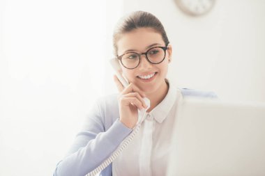 Sekreter yanıtlayan telefon görüşmeleri