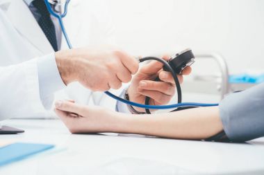 Doktor kan basıncını ölçüyor.