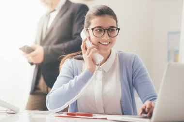 gülümseyen Sekreter telefon görüþmesi