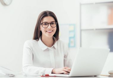ofis masa başında çalışan genç kadın
