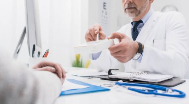 Ofiste danışmanlık veren doktor