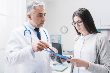 Doktor hastaya tıbbi test sonuçlarını açıklayan