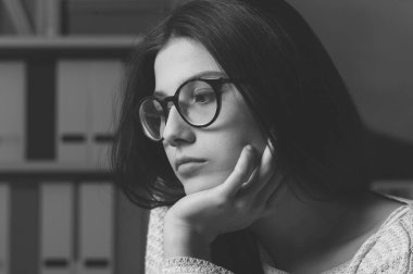 üzgün genç kadın 