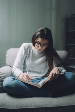 Sınav önce okuyan kız