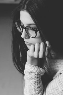 üzgün genç kadın 