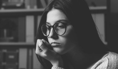 üzgün genç kadın 