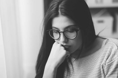 Genç kadın aşağı bakıyor