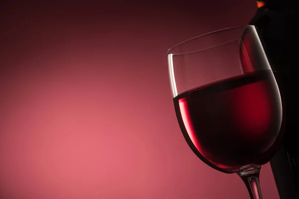 Rode wijn fles en glas wijn — Stockfoto