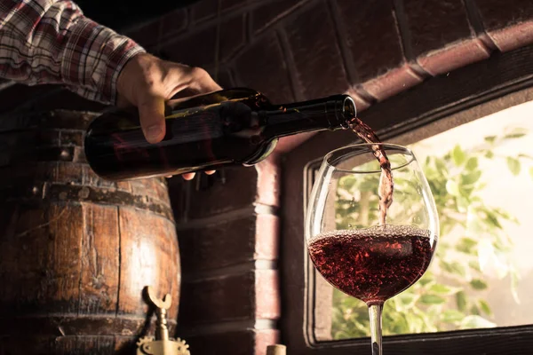 Сомелье наливает вино в бокал — стоковое фото