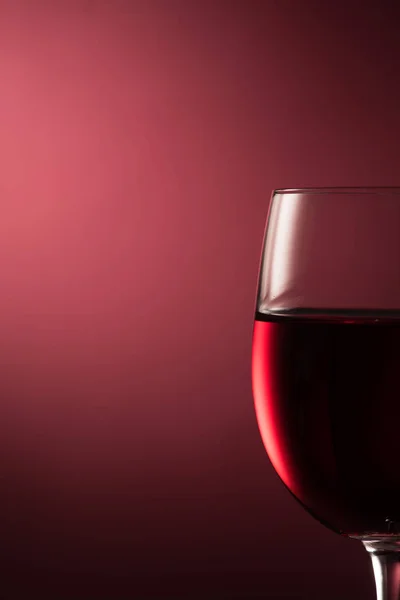 Vino tinto en copa de vino — Foto de Stock