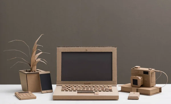 Bärbar dator tillverkad av återvunnen kartong — Stockfoto