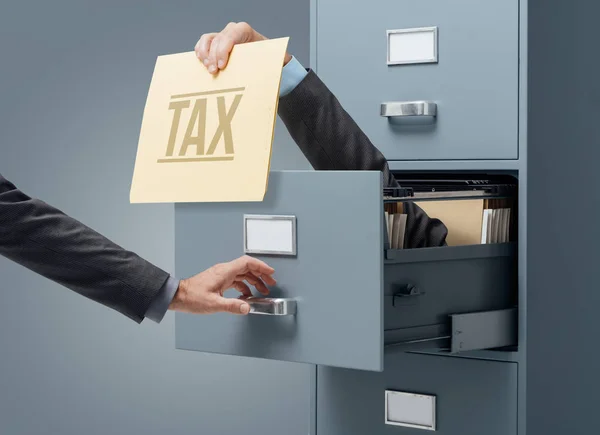 Businessman giving tax file to clerk — Stock Photo, Image