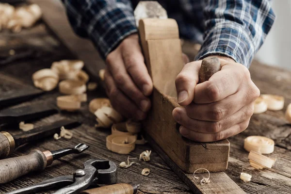 Timmerman aan het werk in werkplaats — Stockfoto