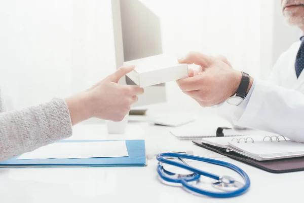 Médico que dá consulta no escritório — Fotografia de Stock