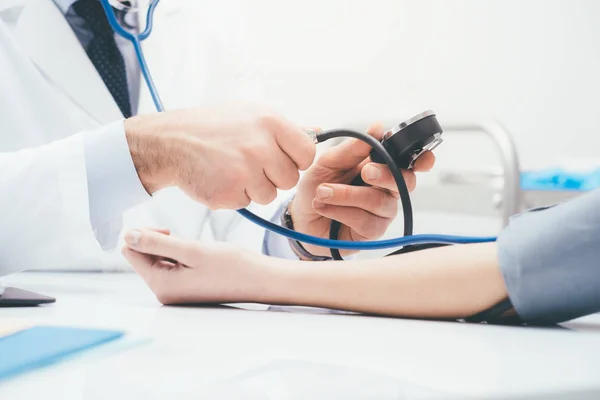 Médico verificando a pressão arterial — Fotografia de Stock