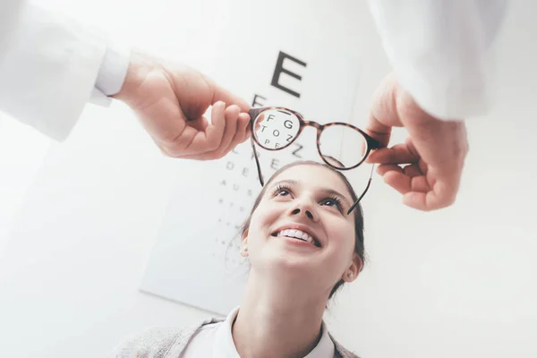 Donna cercando nuovo paio di occhiali — Foto Stock