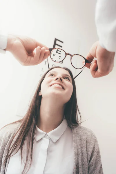 Femme essayant une nouvelle paire de lunettes — Photo