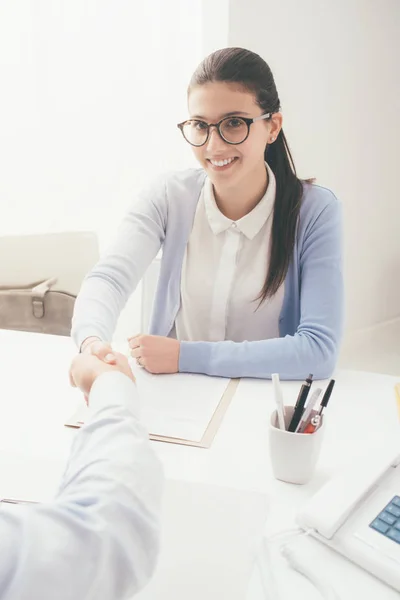 Vrouw tijdens succesvol sollicitatiegesprek — Stockfoto