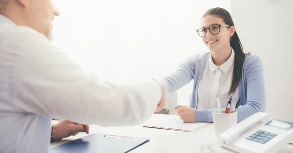 Vrouw tijdens succesvol sollicitatiegesprek — Stockfoto