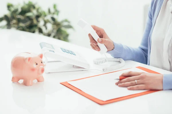 Vrouw ondertekening document — Stockfoto