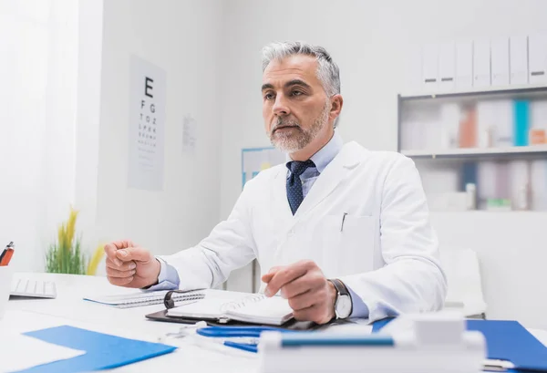 Medico seduto alla scrivania dell'ufficio e di lavoro — Foto Stock