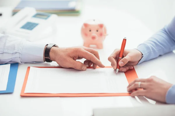 Frau unterschreibt Vertrag — Stockfoto