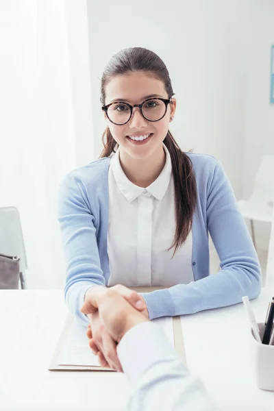 Vrouw tijdens succesvol sollicitatiegesprek — Stockfoto