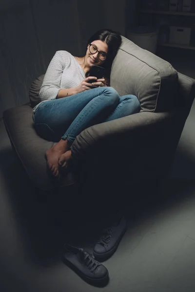 Lächelnde Frau entspannt sich zu Hause — Stockfoto