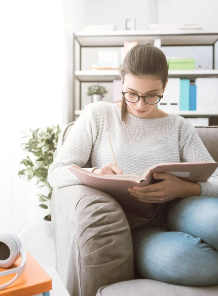 Mujer joven en gafas estudiando en casa —  Fotos de Stock