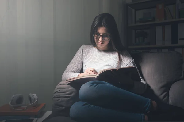 Mujer joven estudiando hasta tarde en la noche —  Fotos de Stock