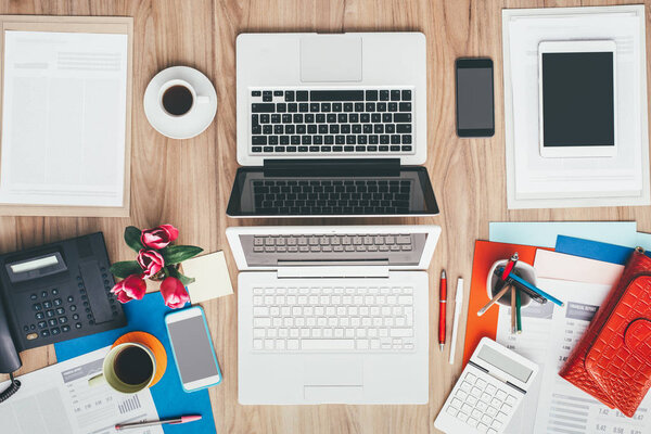 Женский творческий грязный рабочий стол
