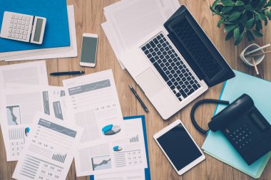 Dizüstü bilgisayar ile iş masaüstü 