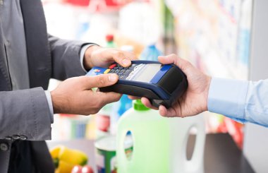 Kredi kartıyla ödeme yapan adam.