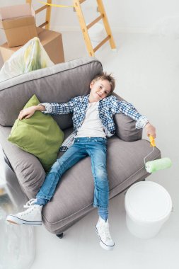 Tembel çocuk koltukta yalan 